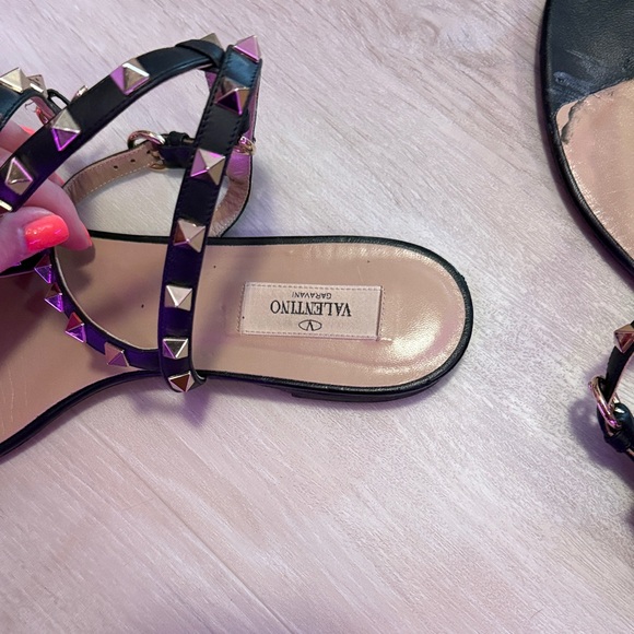 Valentino Black Leather Rockstud T-Strap Sandals with Gold Studs - Picture 7 of 8